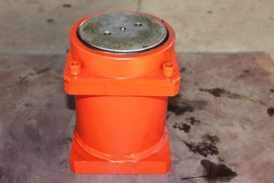 點擊查看詳細信息<br>標題：150掘進機漲緊油缸 閱讀次數：2719